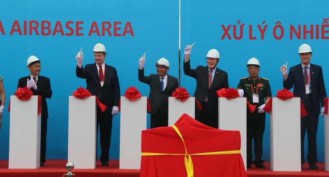 Các đại biểu thực hiện nghi thức khởi động Dự án xử lý ô nhiễm dioxin sân bay Biên Hòa. (Ảnh: Sỹ Tuyên/TTXVN) Phó Thủ tướng: Khắc phục hậu quả chất độc hóa học là nhiệm vụ cấp bách ảnh 1