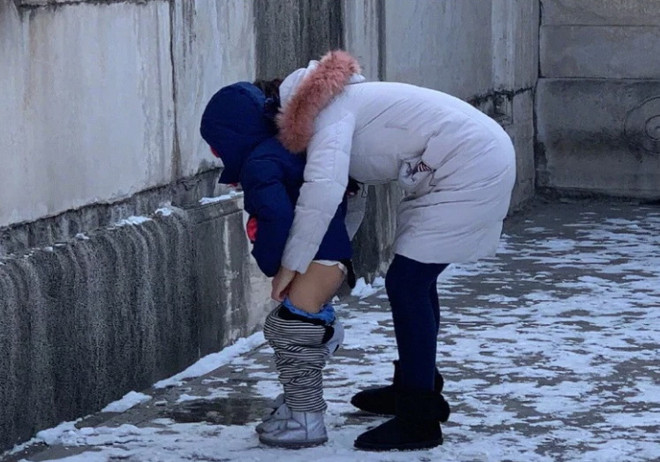 Cộng đồng mạng dậy sóng vì bà mẹ cho con tiểu tiện ở Tử Cấm Thành ảnh 1