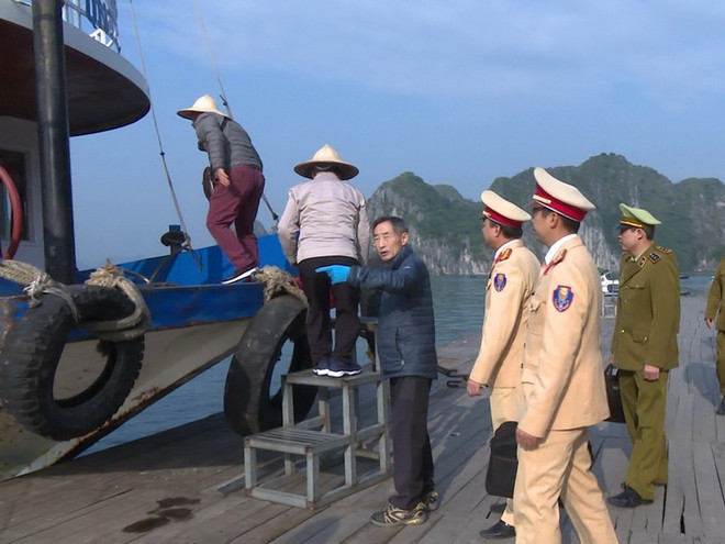 Tăng cường quản lý kinh doanh du lịch trên vịnh Hạ Long dịp Tết ảnh 1