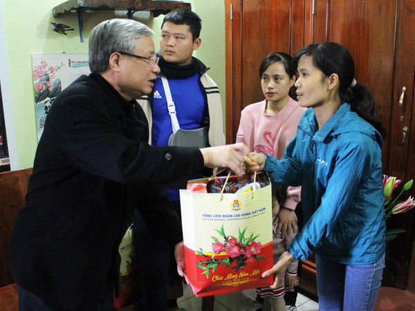 Thường trực Ban Bí thư thăm công nhân lao động tại Bắc Giang ảnh 1