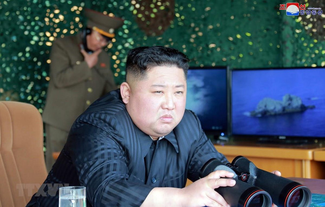 Nhà lãnh đạo Triều Tiên Kim Jong-un thị sát buổi diễn tập phóng thử nghiệm vũ khí chiến lược tại khu vực phía đông Triều Tiên ngày 4/5/2019. (Ảnh: YONHAP/TTXVN) Triều Tiên phóng các vật thể bay: "Nước cờ hiểm” của Bình Nhưỡng ảnh 2