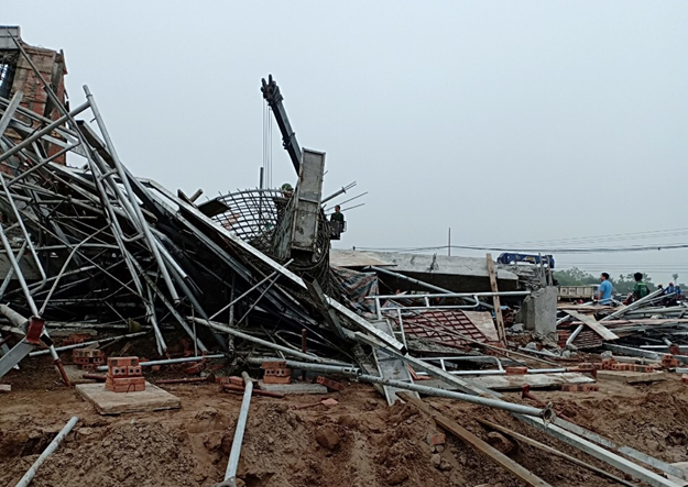 Video hiện trường sập giàn giáo khiến 8 người thương vong ở Nam Định ảnh 1