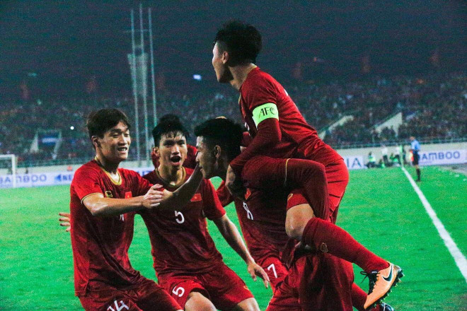 Đức Chinh ăn mừng bàn thắng cùng đồng đội. (Ảnh: Trọng Đạt/TTXVN) U23 Việt Nam - U23 Thái Lan 4-0: Thẳng tiến vòng chung kết ảnh 2
