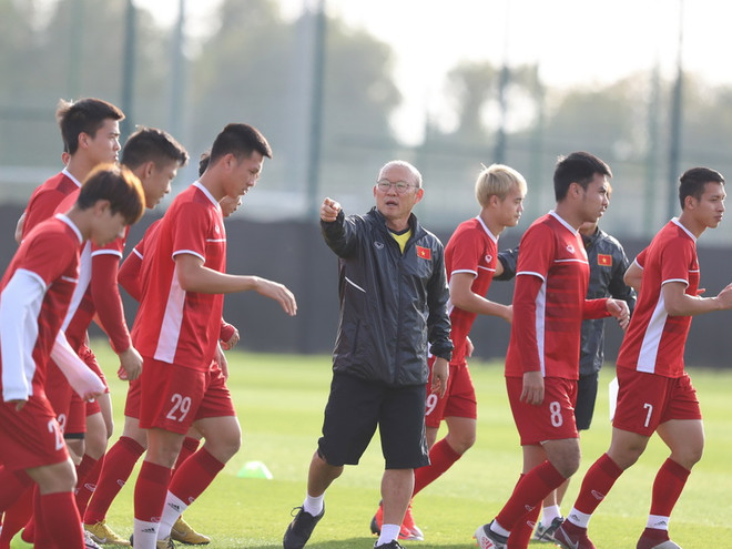 Ông Park Hang-seo mời học trò ăn tối, theo dõi Oman và Liban đá bóng ảnh 1