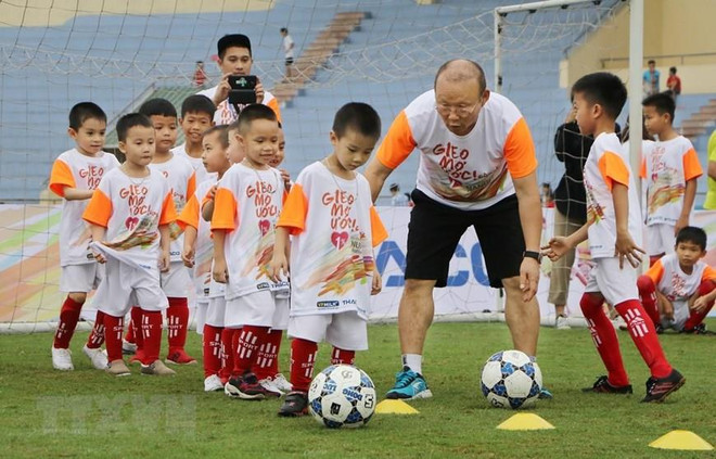 [Video] Huấn luyện viên Park Hang-seo giao lưu với trẻ em Phú Thọ ảnh 1