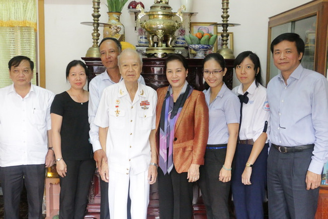 Chủ tịch Quốc hội tặng quà Tết các gia đình chính sách tại Cần Thơ ảnh 1