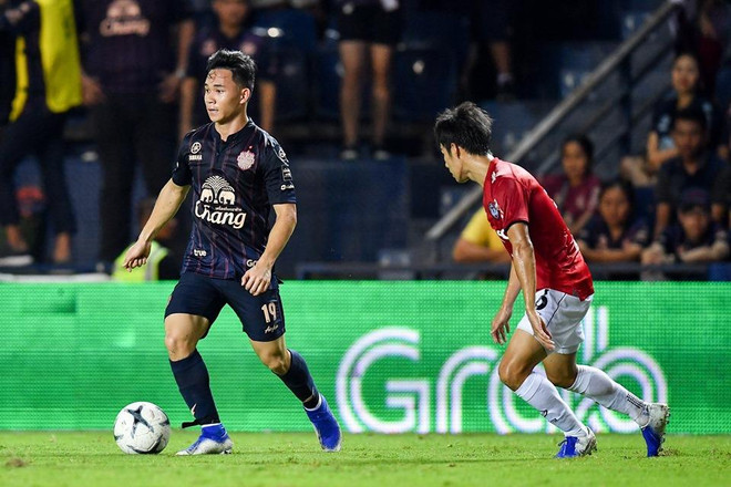 Buriram hiện đang xếp thứ 2, còn Muangthong (áo đỏ) xếp đáy bảng xếp hạng. Văn Lâm không thể giúp Muangthong thoát thua trước Buriram ảnh 1