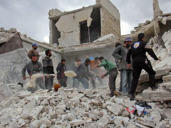 Liên quân chống IS sử dụng pháo phốt pho trắng tại miền Đông Syria ảnh 1