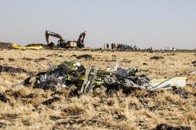 Hiện trường vụ rơi máy bay Boeing 737-8 MAX của Hãng hàng không Ethiopian Airlines. (Ảnh: AFP/TTXVN) Thêm nhiều nước ra lệnh cấm máy bay Boeing 737 MAX hoạt động ảnh 1
