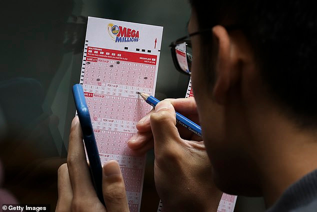 Lĩnh trọn 425 triệu USD độc đắc Mega Millions ngày đầu Năm mới ảnh 1