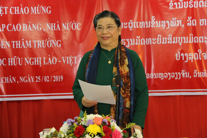 Lãnh đạo Việt Nam tặng quà trường PTTH Hữu nghị Lào-Việt Nam ảnh 2