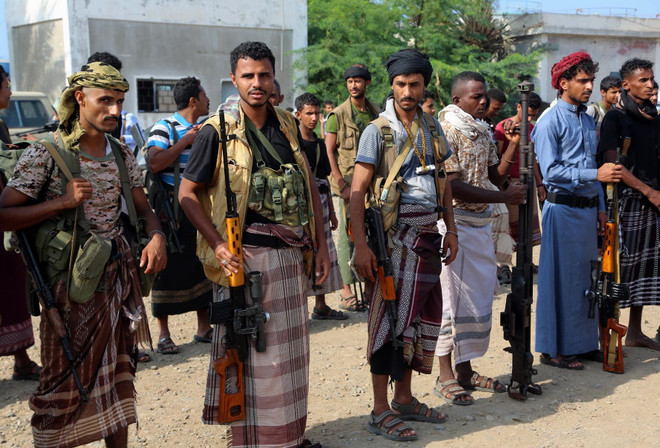 Các tay súng thuộc lực lượng phiến quân Houthi tại thành phố cảng Hodeida, Yemen. (Ảnh: AFP/TTXVN) LHQ: Xung đội kéo lùi sự phát triển của Yemen hàng thập kỷ ảnh 1