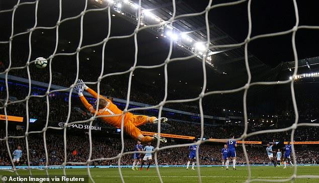 Kompany lập siêu phẩm, Man City áp sát ngôi vương Premier League ảnh 1