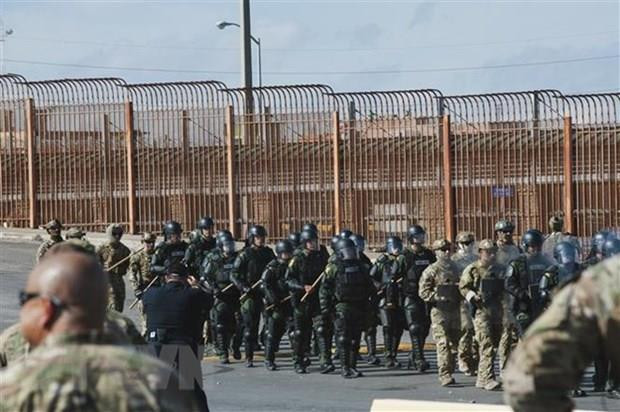Binh sỹ Mỹ tham gia cuộc diễn tập ở Hidalgo, Texas, biên giới Mỹ-Mexico. (Ảnh: AFP/TTXVN) Mỹ tăng cường hàng trăm binh sỹ tới biên giới miền Nam với Mexico ảnh 1