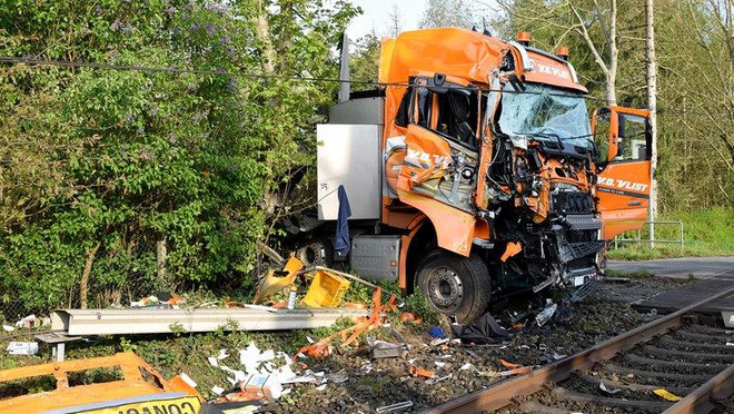 Đức: Tàu va chạm xe đầu kéo, khiến ít nhất 20 người bị thương ảnh 3