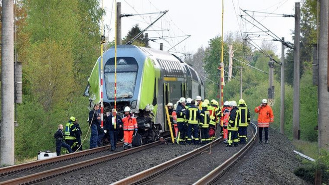 Đức: Tàu va chạm xe đầu kéo, khiến ít nhất 20 người bị thương ảnh 4