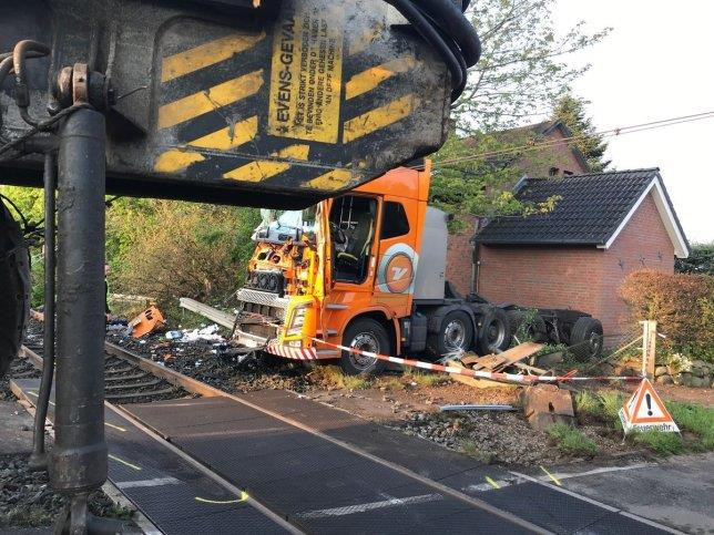 Đức: Tàu va chạm xe đầu kéo, khiến ít nhất 20 người bị thương ảnh 2