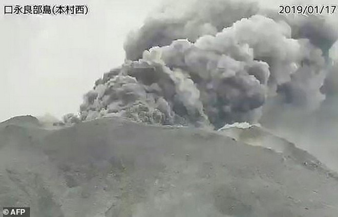 Nhật Bản: Núi lửa Shindake phun trào, tro bụi cao khoảng 500m ảnh 1