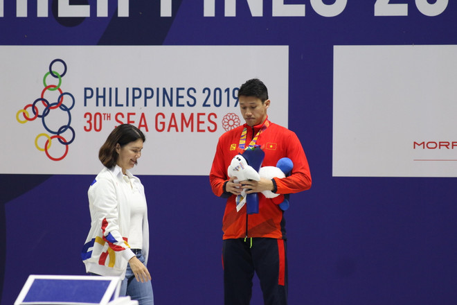 SEA Games 30: Nguyễn Thị Ánh Viên giành huy chương Vàng 200m tự do ảnh 1