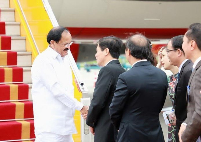 Đại diện Văn phòng Chủ tịch nước, Bộ Ngoại giao Việt Nam đón Phó Tổng thống Ấn Độ Venkaiah Naidu tại sân bay quốc tế Nội Bài. (Ảnh: TTXVN phát) Ấn Độ cam kết tăng cường quan hệ hợp tác với Việt Nam ảnh 2