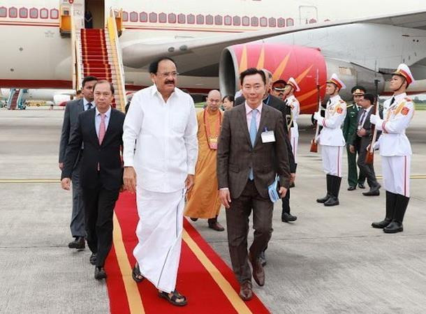 Phó Tổng thống Ấn Độ Venkaiah Naidu tại sân bay quốc tế Nội Bài. (Ảnh: TTXVN phát) Ấn Độ cam kết tăng cường quan hệ hợp tác với Việt Nam ảnh 1