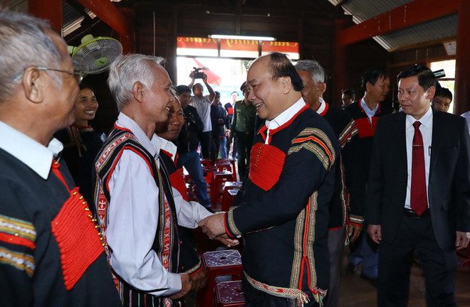 Thủ tướng tặng quà đối tượng chính sách, hộ dân tộc thiểu số nghèo ảnh 1