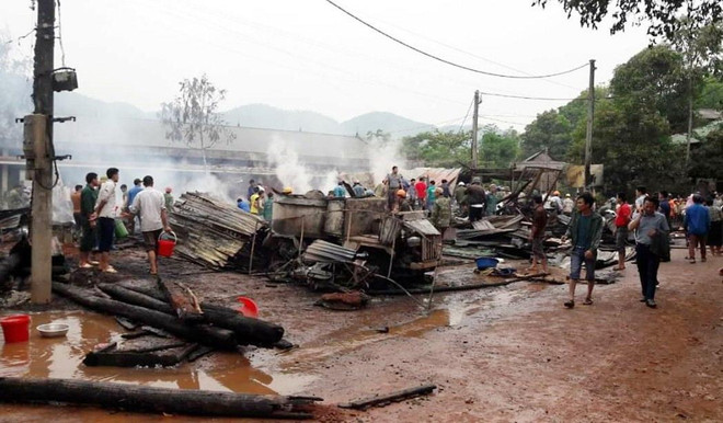Lai Châu: Hỏa hoạn thiêu rụi 6 ngôi nhà và kho hàng ở chợ Nậm Cuổi ảnh 2