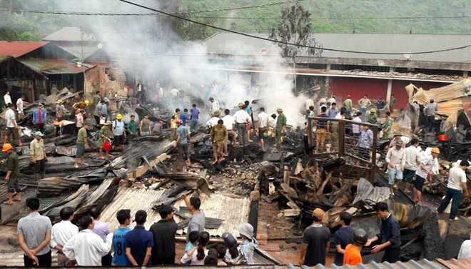 Lai Châu: Hỏa hoạn thiêu rụi 6 ngôi nhà và kho hàng ở chợ Nậm Cuổi ảnh 1