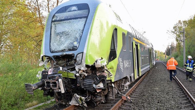 Đức: Tàu va chạm xe đầu kéo, khiến ít nhất 20 người bị thương ảnh 1