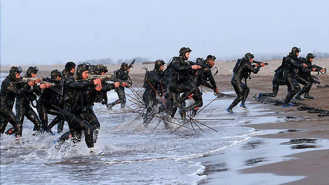 Lực lượng Vệ binh Cách mạng Hồi giáo Iran huấn luyện. (Nguồn: jns.org) Nguy cơ leo thang căng thẳng Trung Đông sau động thái mới nhất của Mỹ ảnh 1