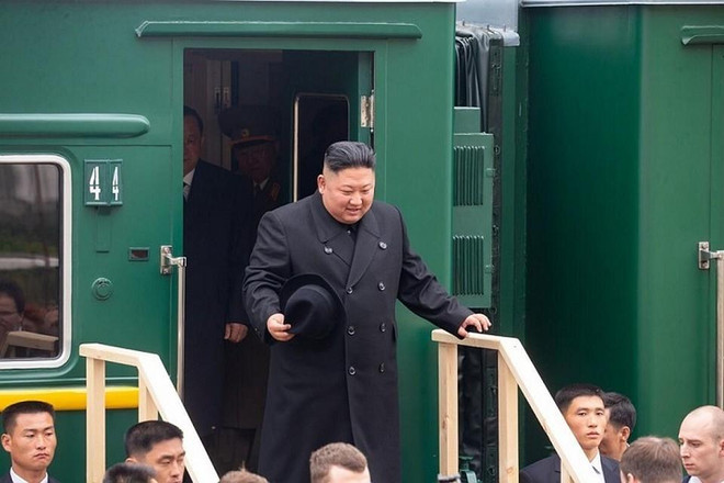 Lãnh đạo Triều Tiên Kim Jong-un xuống tàu tại Vladivostok. (Nguồn: bezformata.com) Video Nhà lãnh đạo Triều Tiên Kim Jong-un đặt chân đến Nga ảnh 1