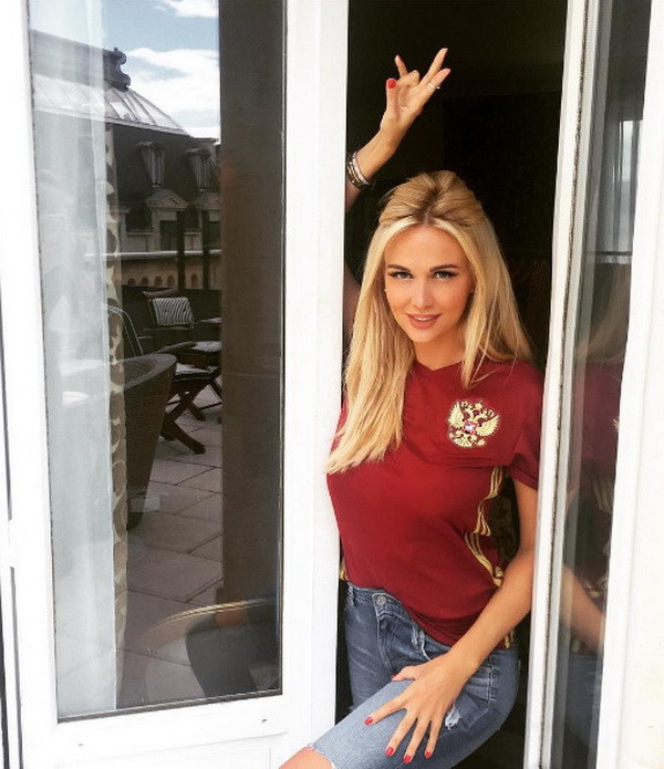 Ngắm nhìn vẻ đẹp hút hồn của Hoa hậu Nga Lopyreva ở EURO 2016 ảnh 3