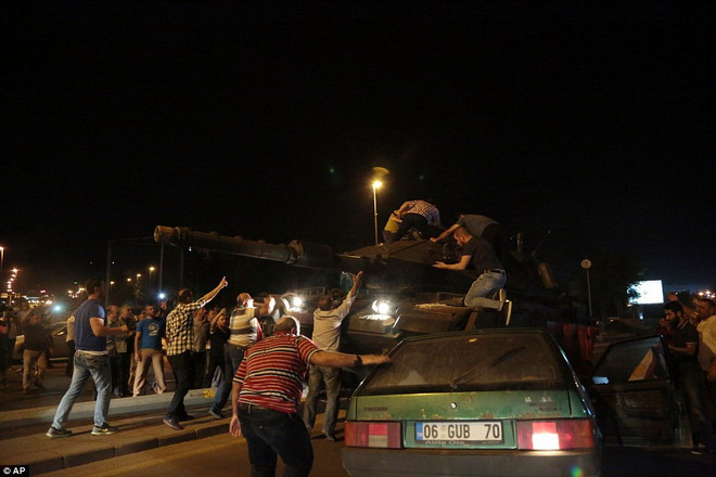 Cận cảnh xe quân sự Thổ Nhĩ Kỳ xuống phố tiến hành đảo chính ảnh 9