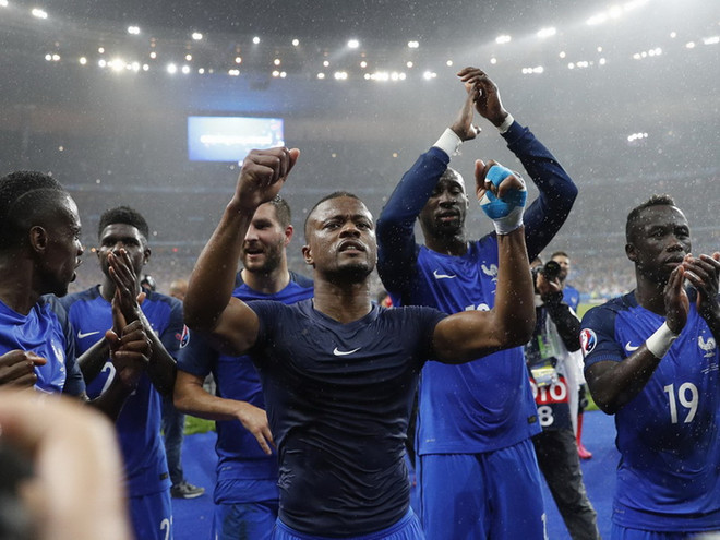 Các cầu thủ Pháp sẵn sàng cho trận bán kết với tuyển Đức ảnh 1