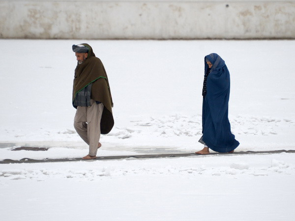 Tuyết phủ dày đặc tại Mazar-i-sharif ngày 24/11. (Nguồn: AFP/TTXVN) Hàng chục người tử vong do giá rét bất thường tại Afghanistan ảnh 1
