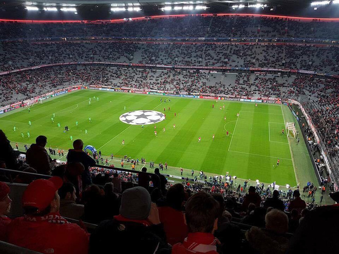 CĐV Việt Nam rạng rỡ tại Allianz Arena ngày Bayern hủy diệt PSV ảnh 6