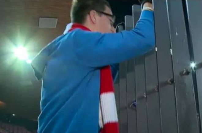 Cổ động viên trung thành... nhưng cô đơn nhất trên thế giới ảnh 2