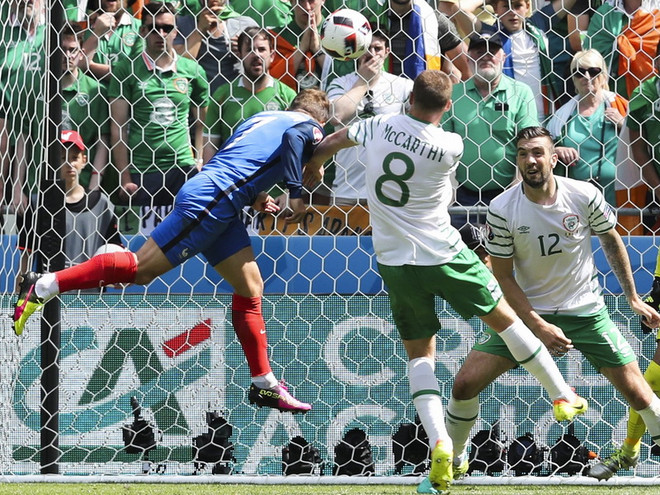 Antoine Griezmann đấu đầu gỡ hòa, tạo bước ngoặt mang chiến thắng về cho Pháp. (Nguồn: AP) Pháp-CH Ireland: Không phải Pogba, Griezmann mới là Zidane! ảnh 2
