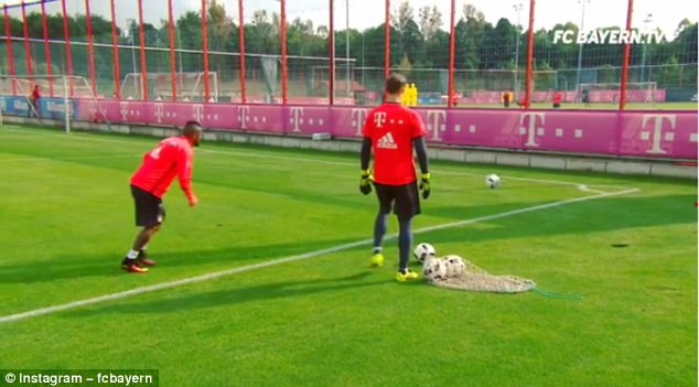 Sao Bayern Munich sút bóng qua hàng rào sắt ghi bàn "siêu ảo" ảnh 3