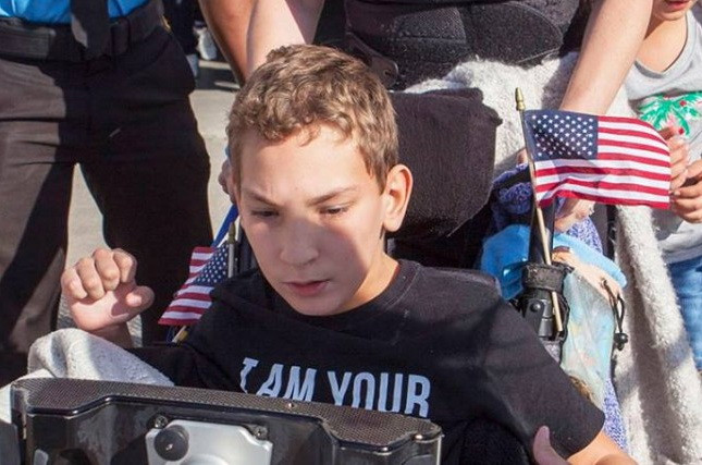 Cậu bé khuyến tật bị ông Trump đuổi ra ngoài trong cuộc vận động ảnh 1