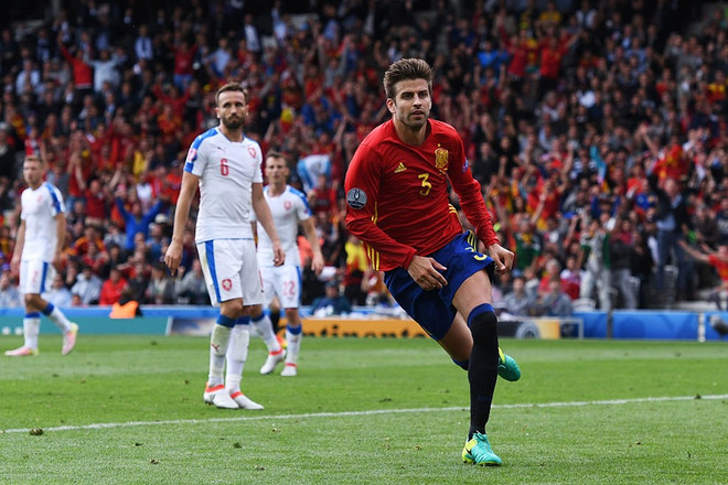 Gerard Pique mang chiến thắng về cho Tây Ban Nha. (Nguồn: Getty Images) Gerard Pique tỏa sáng, Tây Ban Nha nhọc nhằn vượt ải CH Séc ảnh 1