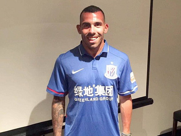 Tevez chính thức gia nhập Shanghai Shenhua. (Nguồn: dailymail) Tevez chính thức cập bến Trung Quốc, nhận lương cao nhất thế giới ảnh 1