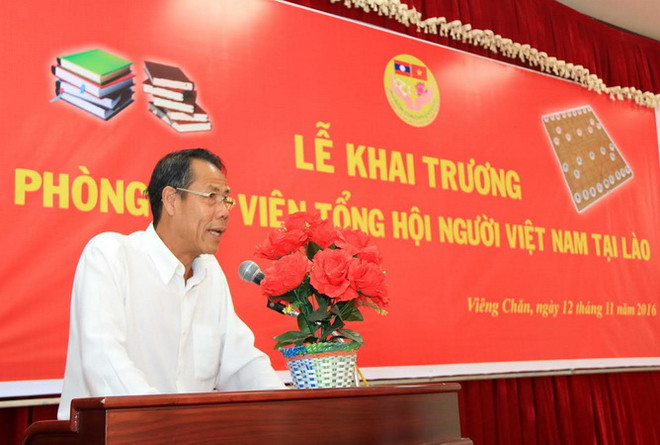 Ông Nguyễn Duy Trung, Chủ tịch Tổng hội người Việt Nam tại Lào đang phát biểu tại buổi lễ. (Ảnh: Phạm Kiên/Vietnam+) Khai trương thư viện tại Trụ sở Tổng hội người Việt Nam tại Lào ảnh 2