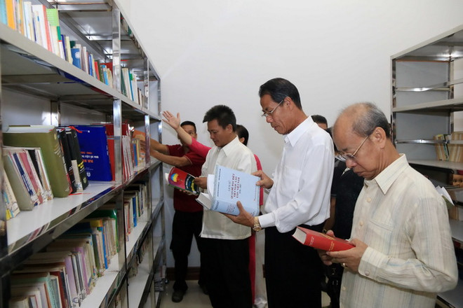 Quang cảnh phòng thư viện tại Trụ sở Tổng hội người Việt Nam tại Lào. (Ảnh: Phạm Kiên/Vietnam+) Khai trương thư viện tại Trụ sở Tổng hội người Việt Nam tại Lào ảnh 1