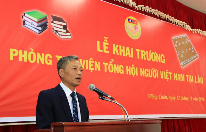 Ông Bùi Duy Hải, Tham tán Công sứ, phụ trách cộng đồng Đại sứ quán Việt Nam tại Lào đang phát biểu tại buổi lễ. (Ảnh: Phạm Kiên/Vietnam+) Khai trương thư viện tại Trụ sở Tổng hội người Việt Nam tại Lào ảnh 3