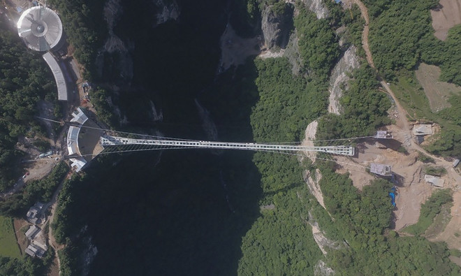 [Video] Cận cảnh cây cầu kính dài nhất và cao nhất thế giới ảnh 1