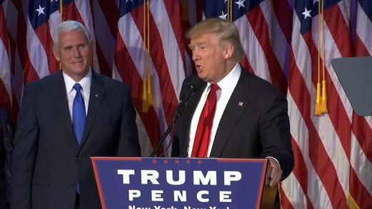 Ôm Trump đã thắng ở cuộc tranh cử tổng thống Mỹ. (Nguồn: AP) Vì sao bà Hillary Clinton lại để thua ở những bang "sân nhà"? ảnh 2