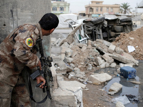 Một binh sỹ Iraq tham gia giao chiến ở Mosul. (Nguồn: Reuters) Các lực lượng Iraq tiếp tục tấn công phiến quân IS gần Mosul ảnh 1