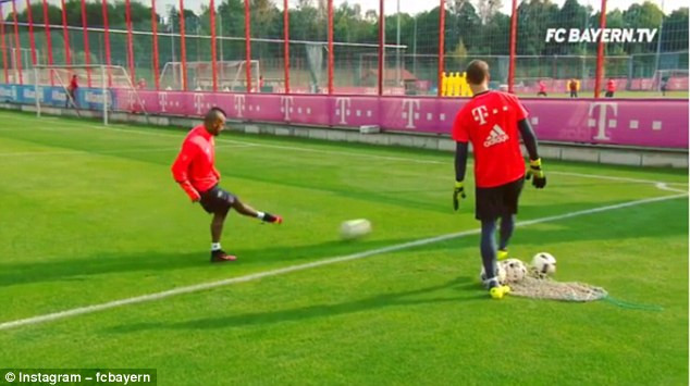 Sao Bayern Munich sút bóng qua hàng rào sắt ghi bàn "siêu ảo" ảnh 2