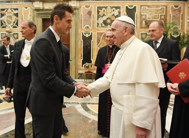 Tuyển Đức diện kiến Giáo hoàng trước thềm "đại chiến" với Italy ảnh 4